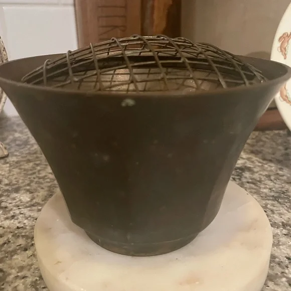 Vintage brass flower frog - Picture 2 of 6